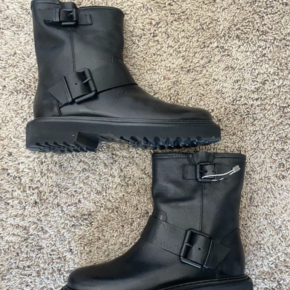 VIC MATIE】 ECO STRETCH LEATHER SNEAKER BOOTS 2310D_BLACK  Brand New, Never Worn Vic Matie Size 37 Black Leather Boot